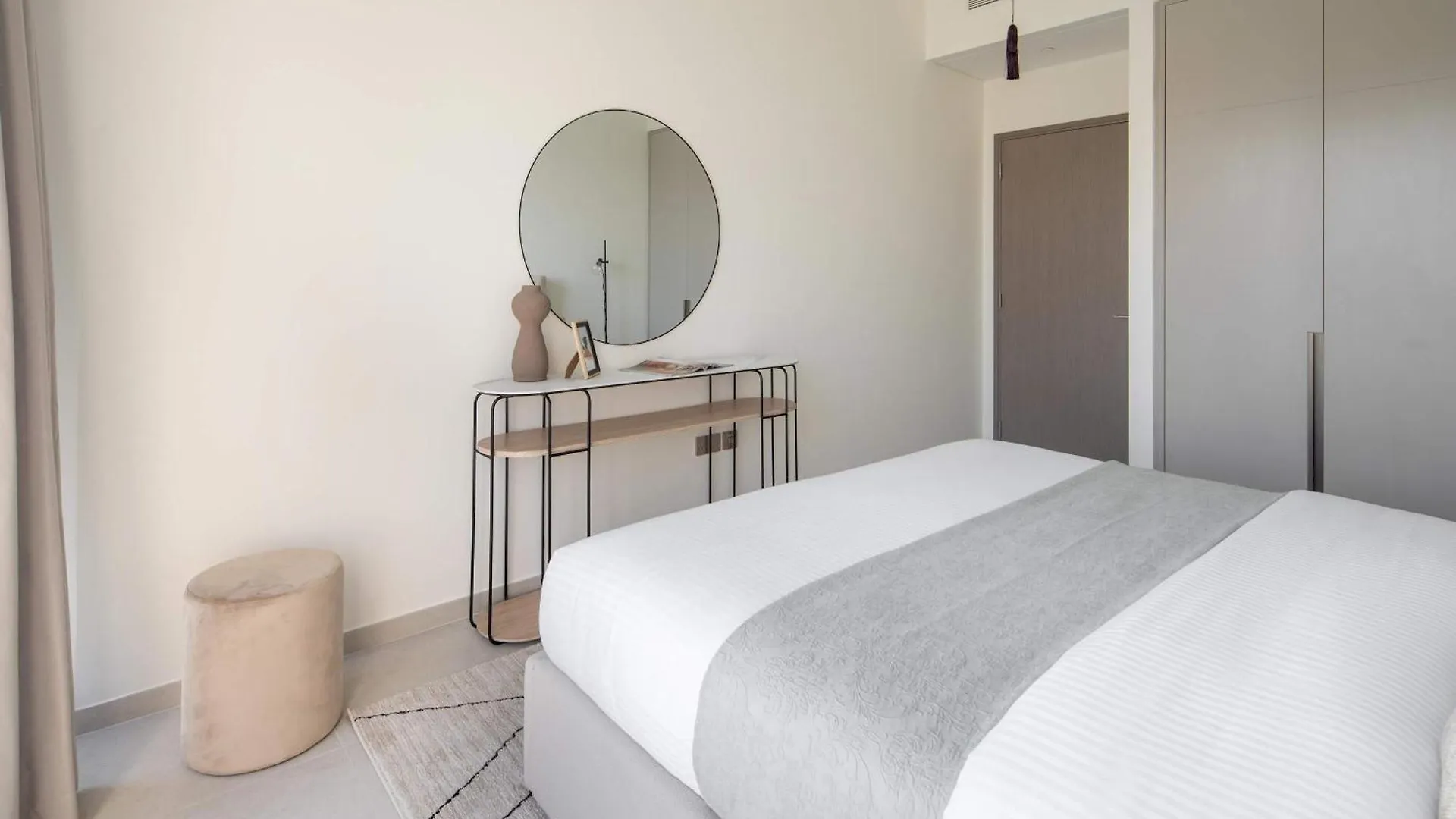 Frank Porter - Grande Signature Residence Dubai Apartment