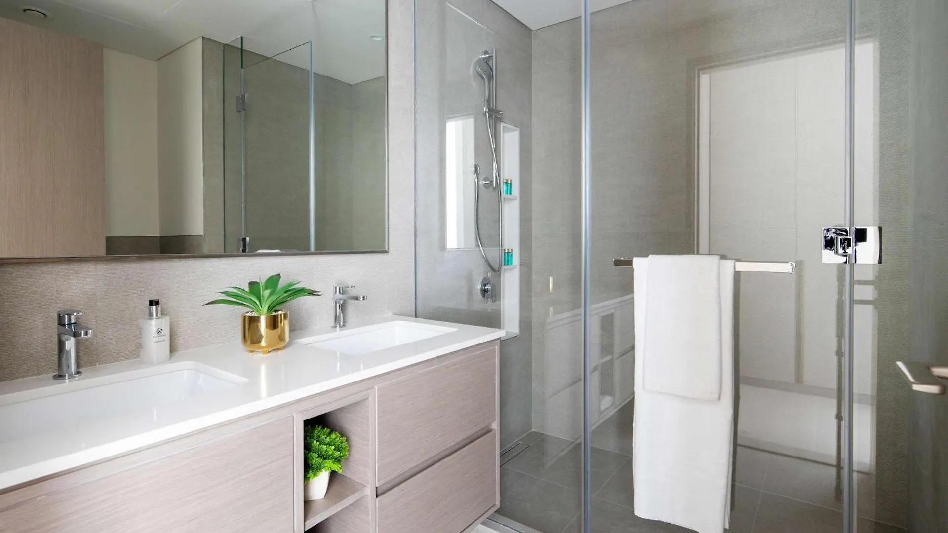 Frank Porter - Grande Signature Residence Dubai 0*,